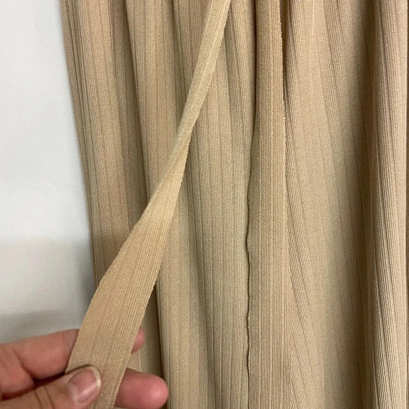 Fashion. Beige wide leg pants with pleats no size tag - Picture 3 of 6